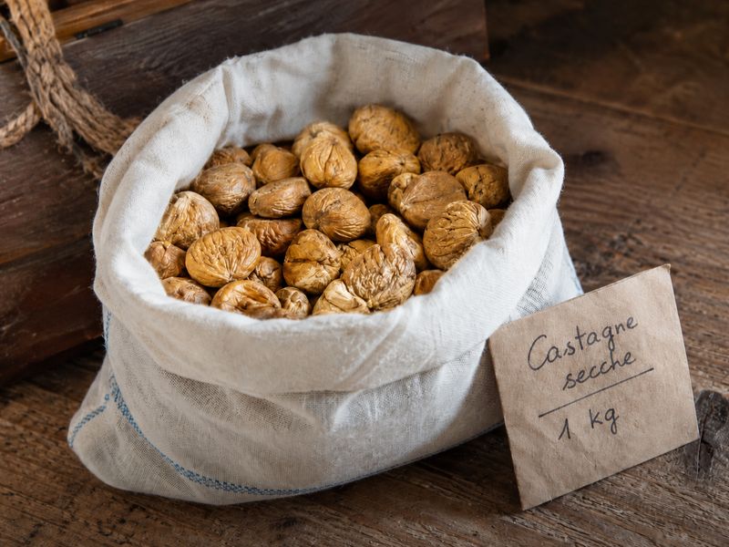Sacco di tela con 1 kg di castagne secche